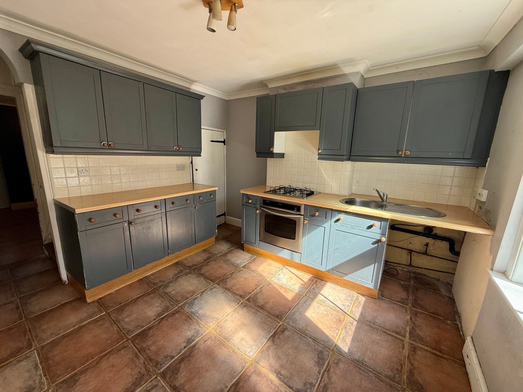 Lot: 89 - MID-TERRACE HOUSE FOR REFURBISHMENT - Kitchen with access to garden